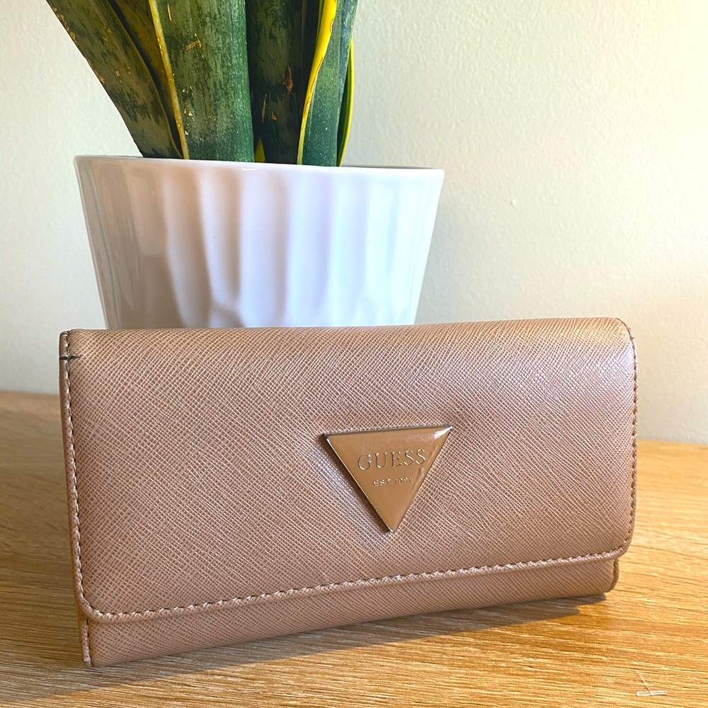 Used GUESS wallet w gold detailing. Super cute!